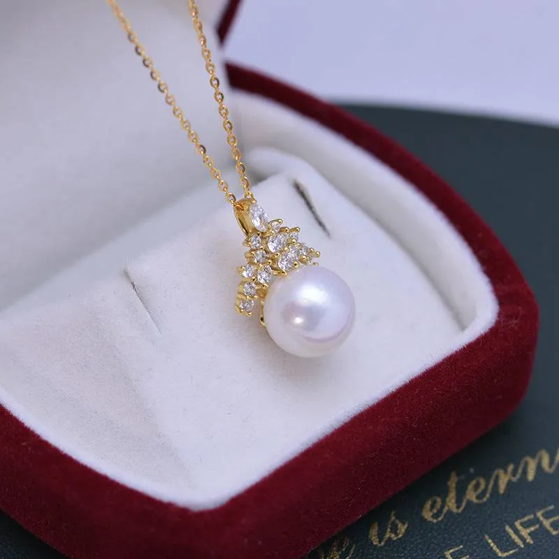10-11mm Freshwater Pearl & Queen Pendant Necklace