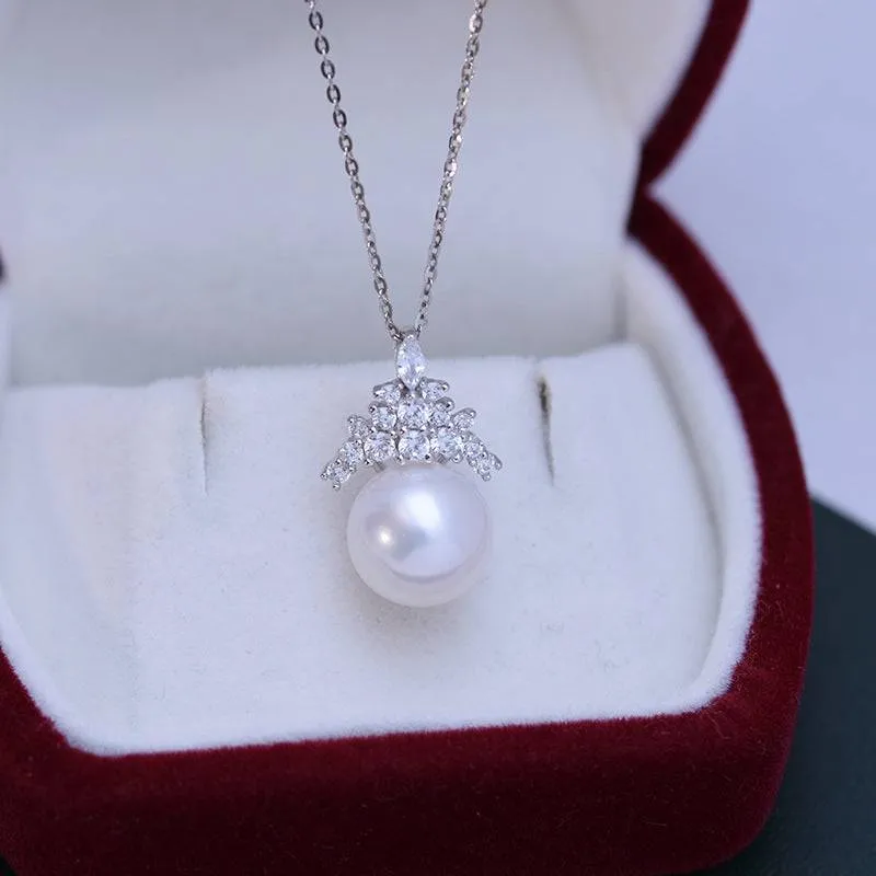 10-11mm Freshwater Pearl & Queen Pendant Necklace