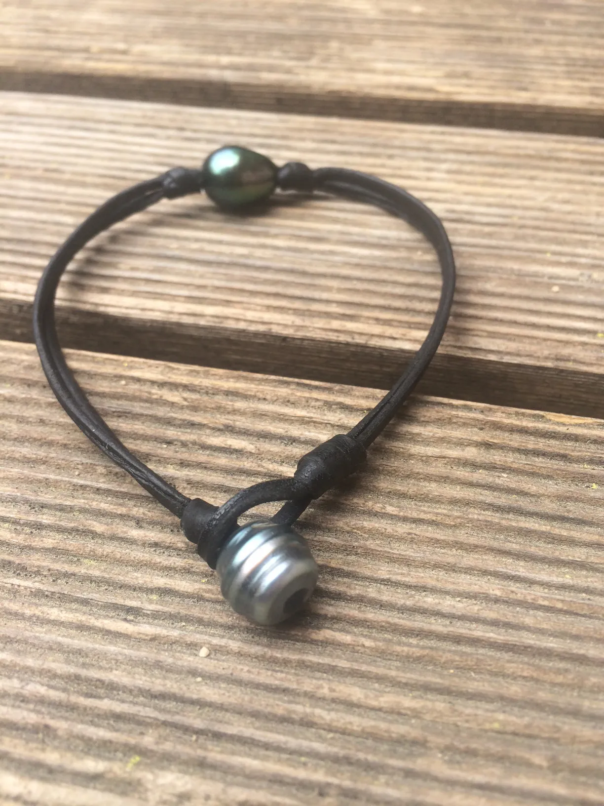Bracelet Perles de Tahiti sur cuir australien.