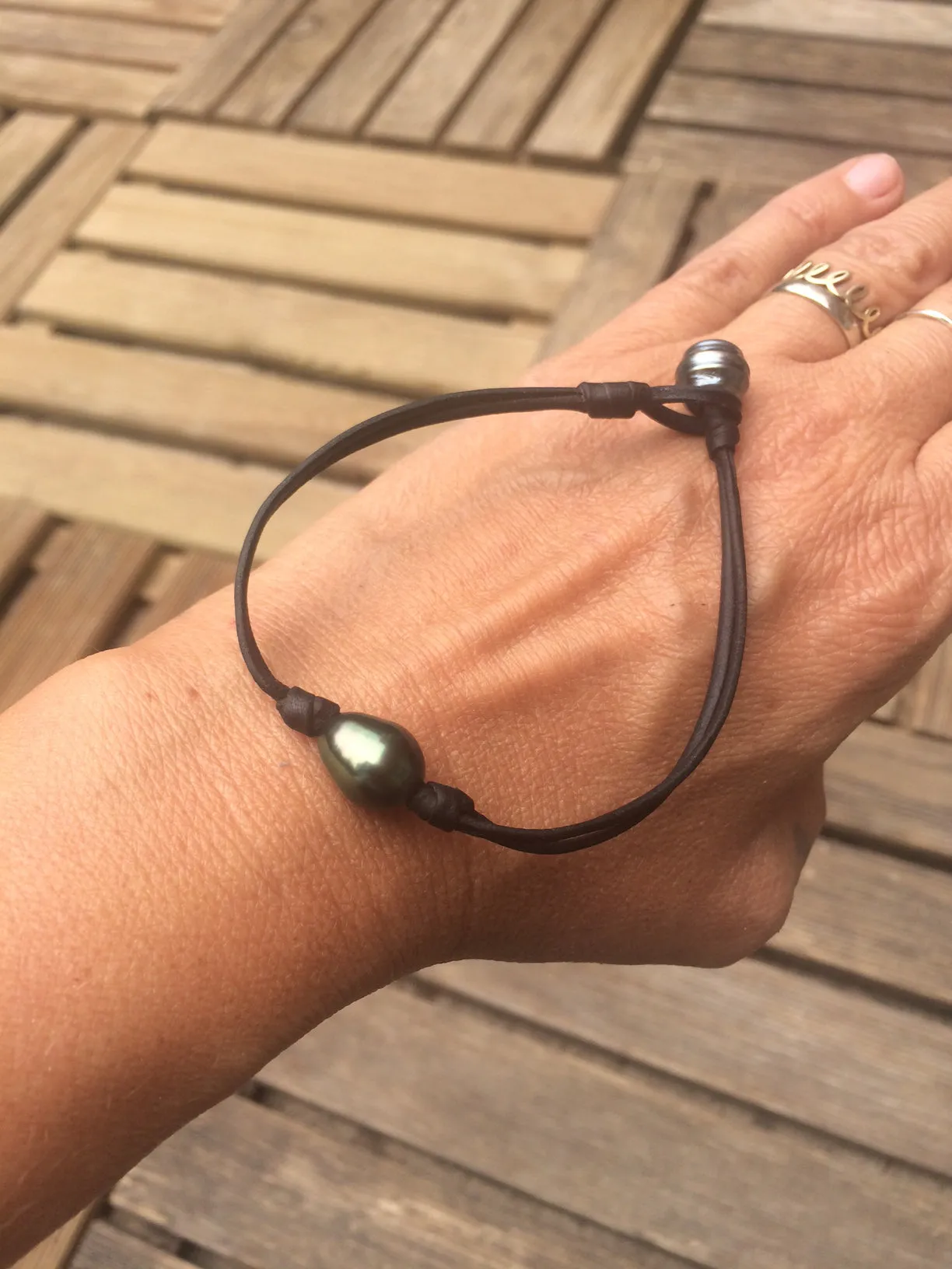 Bracelet Perles de Tahiti sur cuir australien.