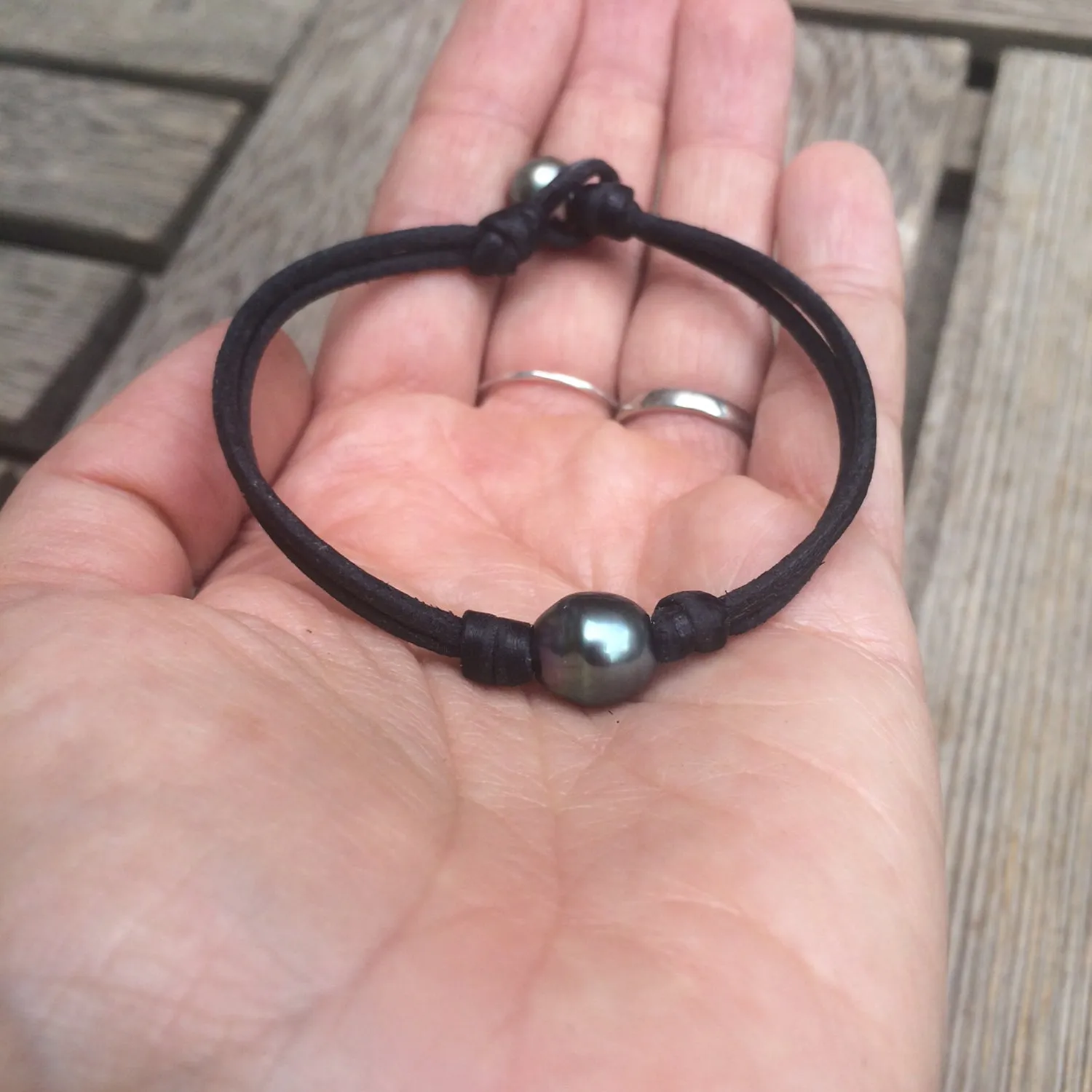 Bracelet Perles de Tahiti sur cuir australien.