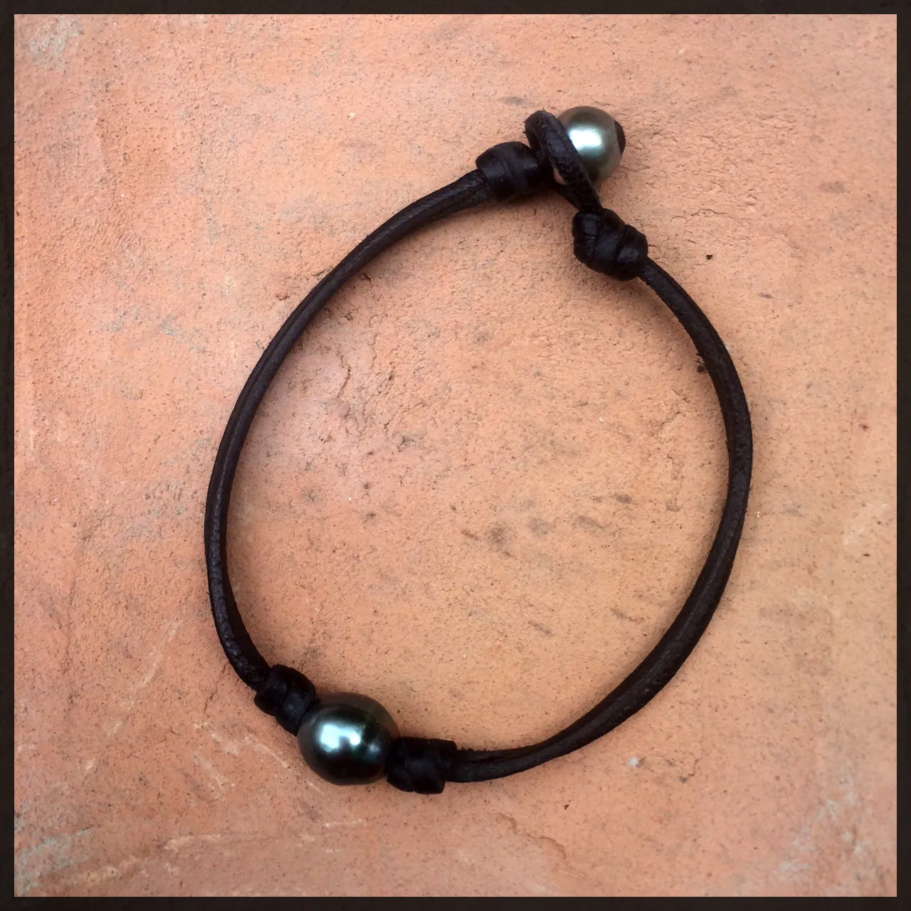 Bracelet Perles de Tahiti sur cuir australien.
