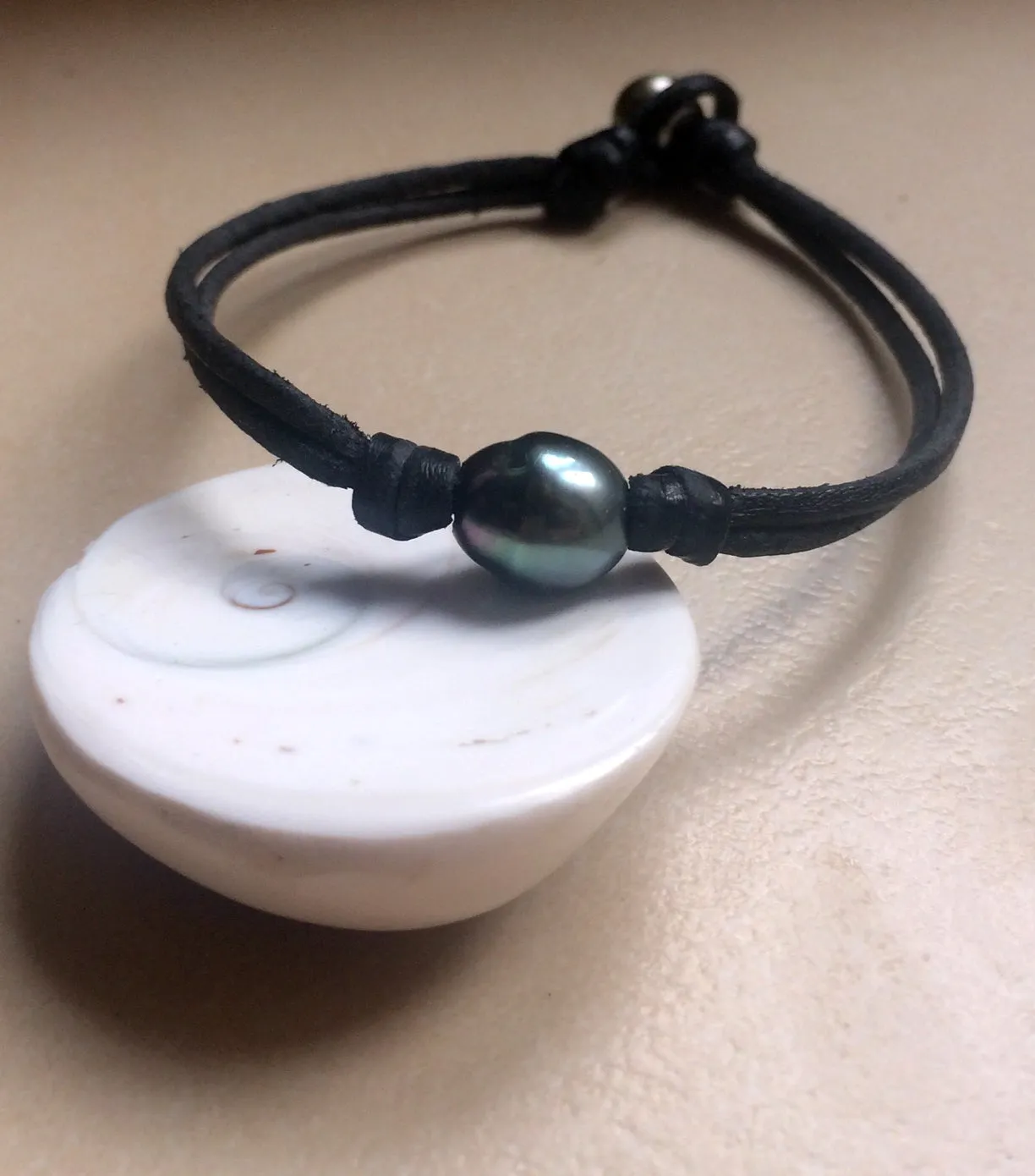 Bracelet Perles de Tahiti sur cuir australien.
