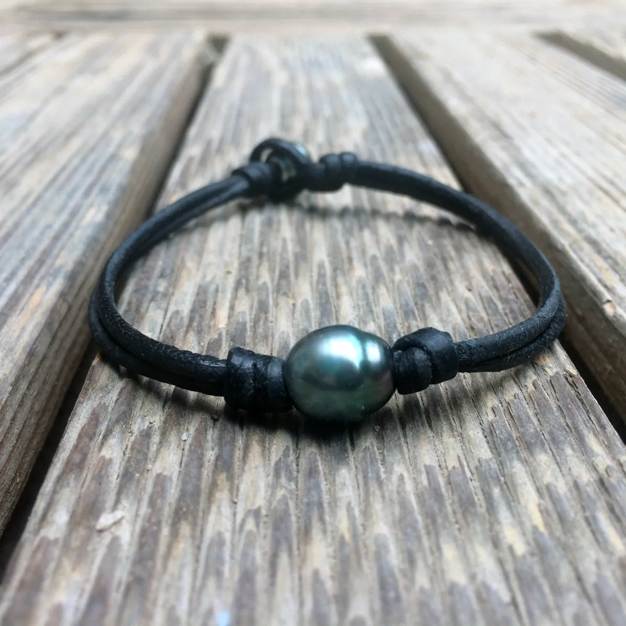 Bracelet Perles de Tahiti sur cuir australien.