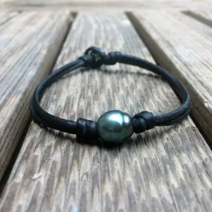 Bracelet Perles de Tahiti sur cuir australien.