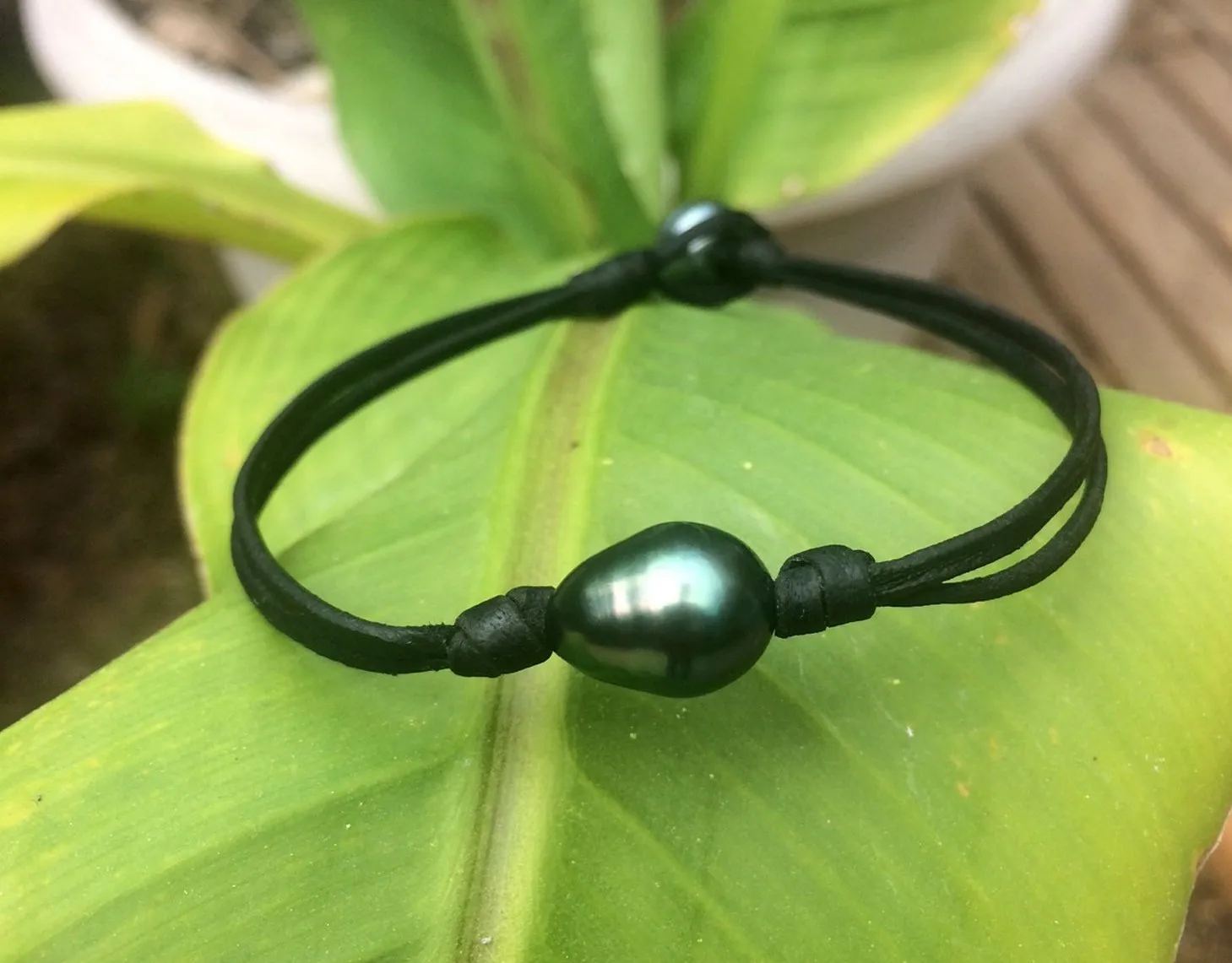 Bracelet Perles de Tahiti sur cuir australien.