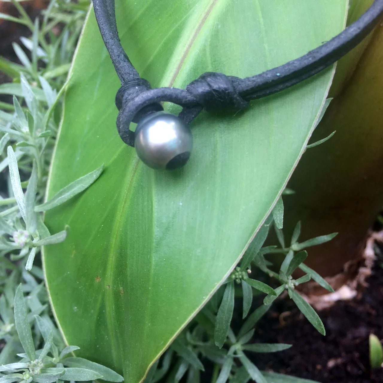 Bracelet Perles de Tahiti sur cuir australien.