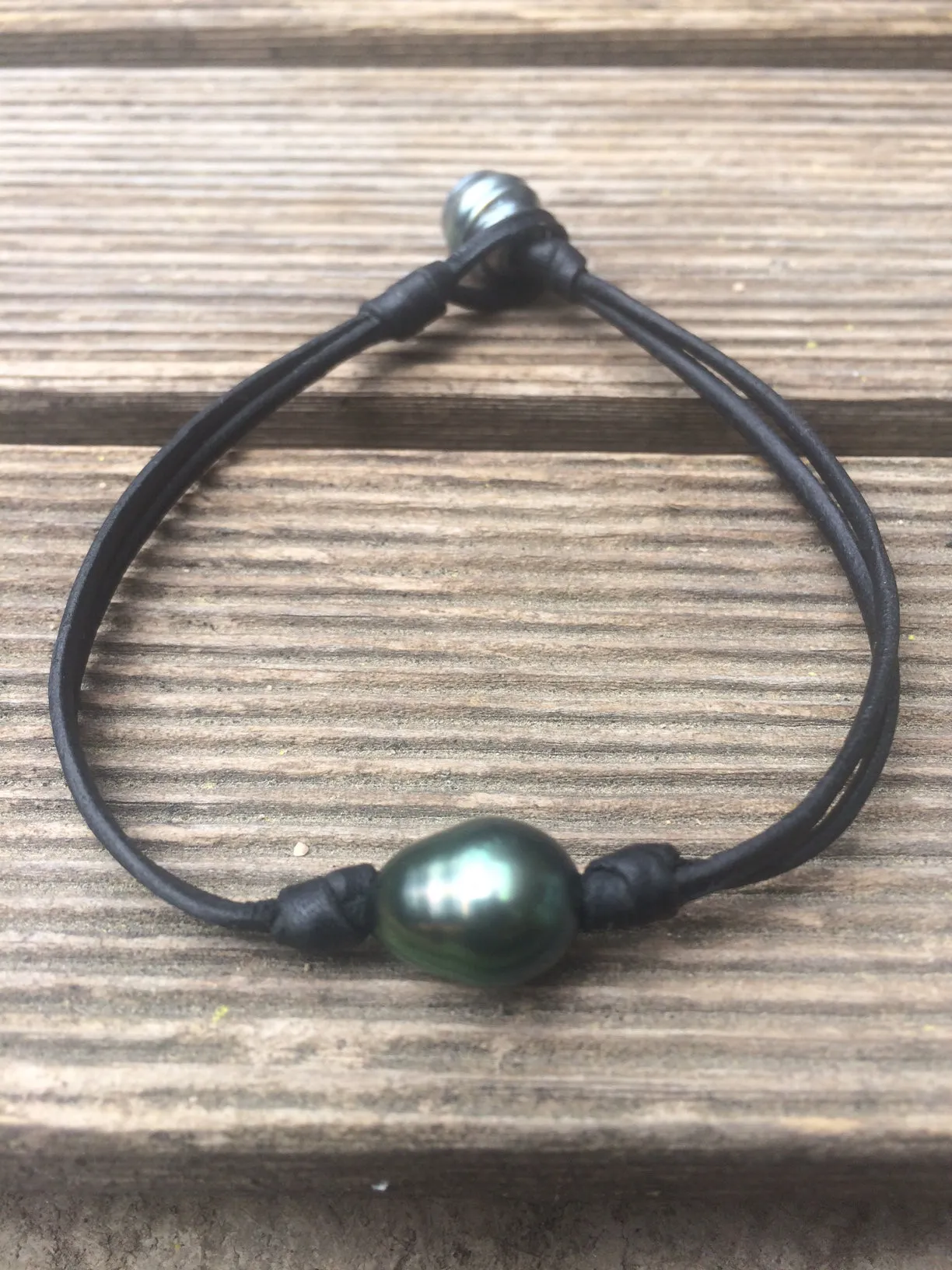 Bracelet Perles de Tahiti sur cuir australien.
