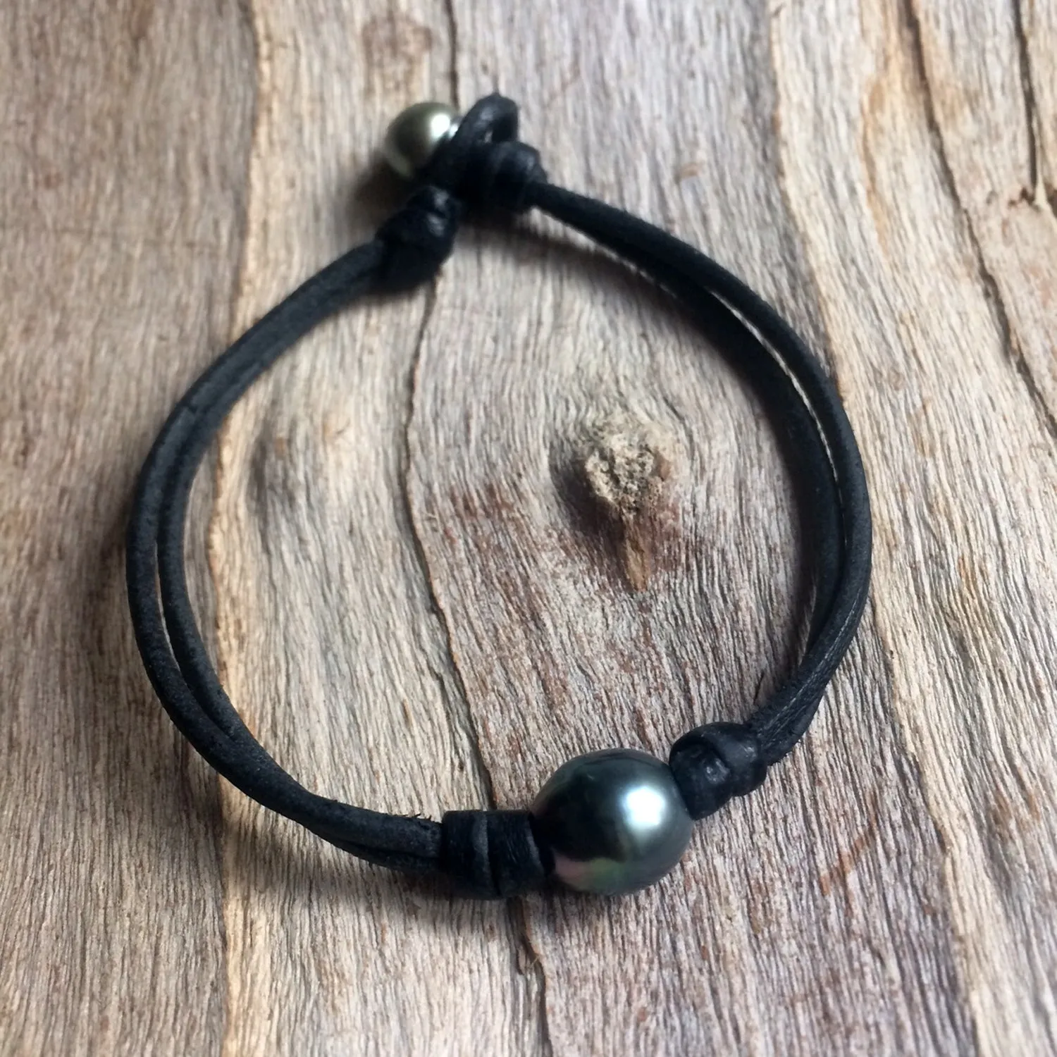 Bracelet Perles de Tahiti sur cuir australien.