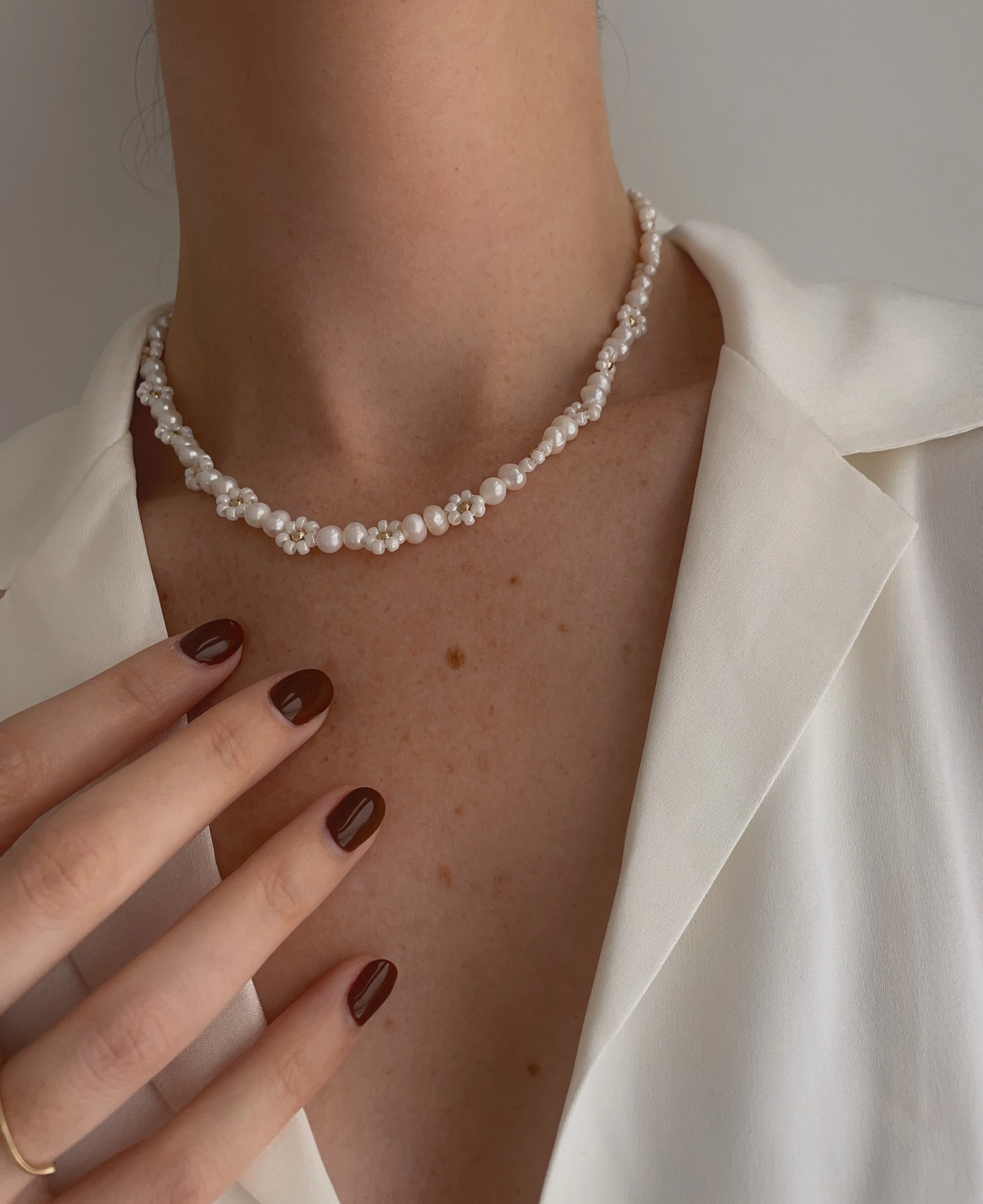 Cream & Sugar daisy necklace
