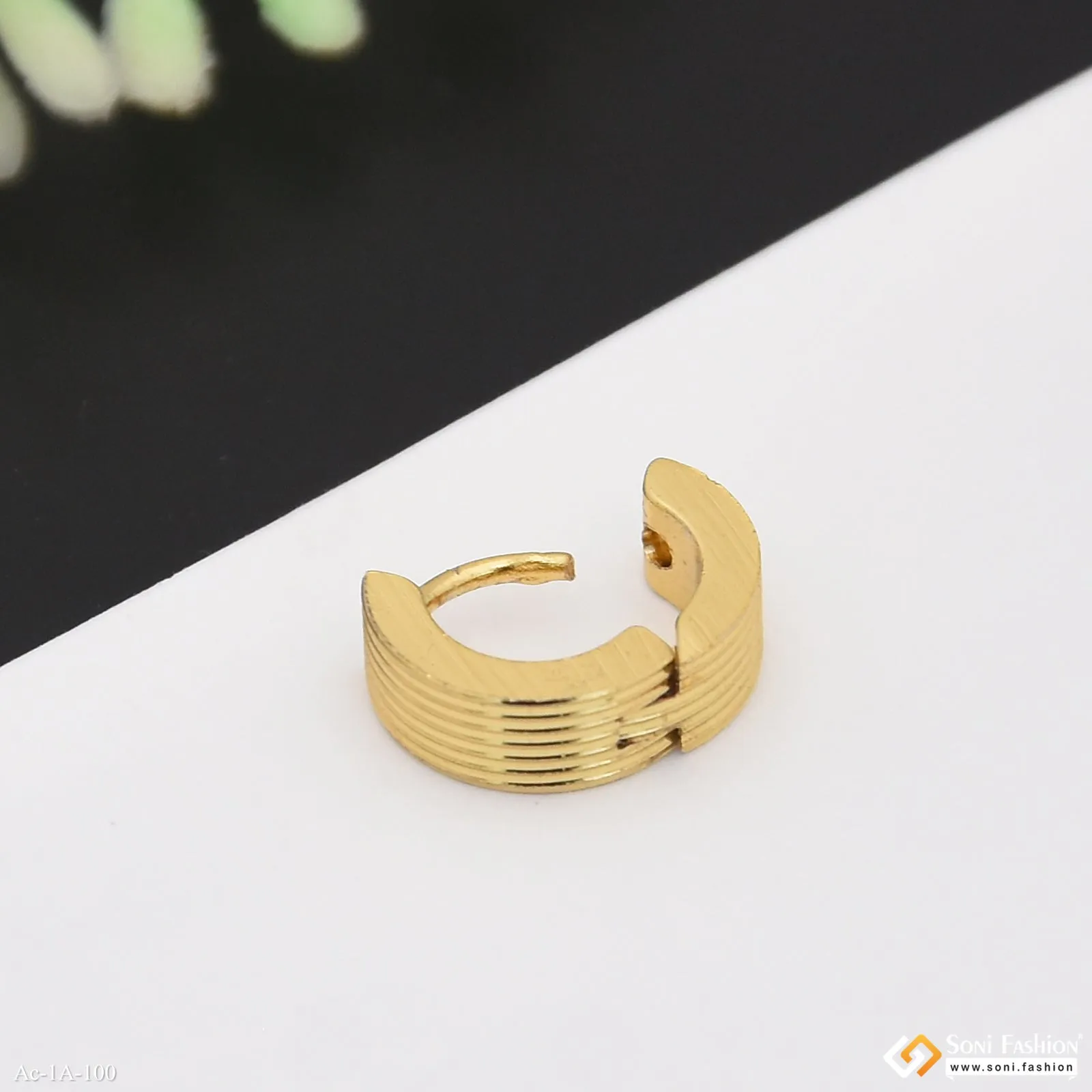Funky Design Golden Color Stud Earring for Men - Style A100