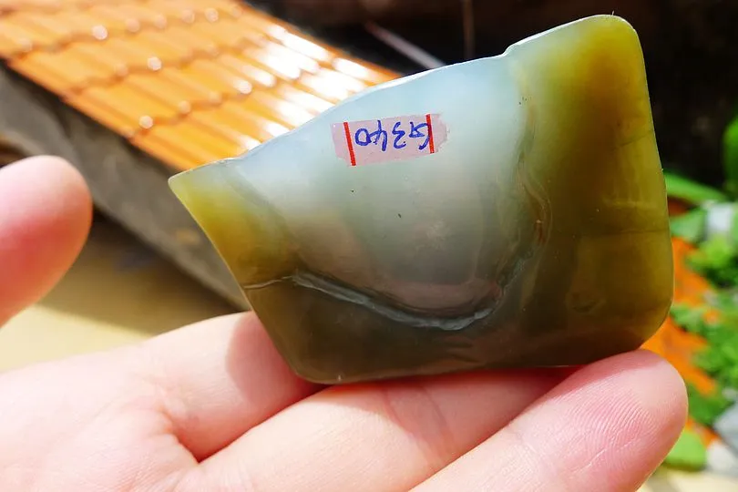 Natural Jade Rough Jadeite Raw (119g,6X3.8X3.4cm)