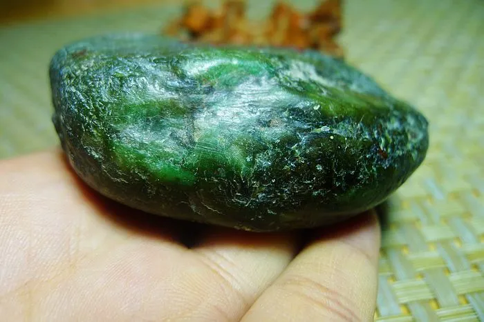 Natural Jade Rough Jadeite Raw (250g,7.5X5.7X2.8cm)