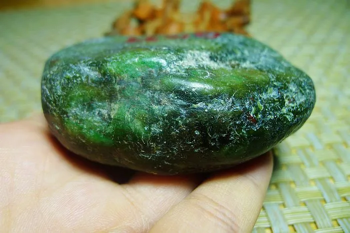 Natural Jade Rough Jadeite Raw (250g,7.5X5.7X2.8cm)