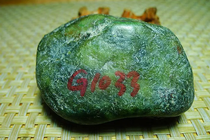 Natural Jade Rough Jadeite Raw (250g,7.5X5.7X2.8cm)