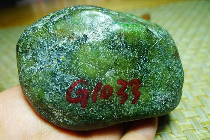 Natural Jade Rough Jadeite Raw (250g,7.5X5.7X2.8cm)