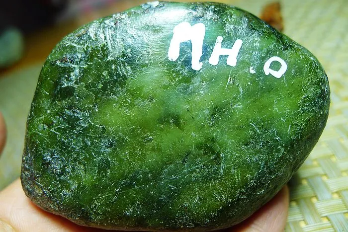 Natural Jade Rough Jadeite Raw (250g,7.5X5.7X2.8cm)