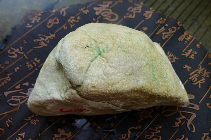 Natural Jade Rough Jadeite Raw (2.6kg,16X10.3X9.2cm)