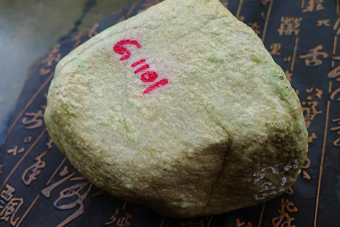 Natural Jade Rough Jadeite Raw (2.6kg,16X10.3X9.2cm)