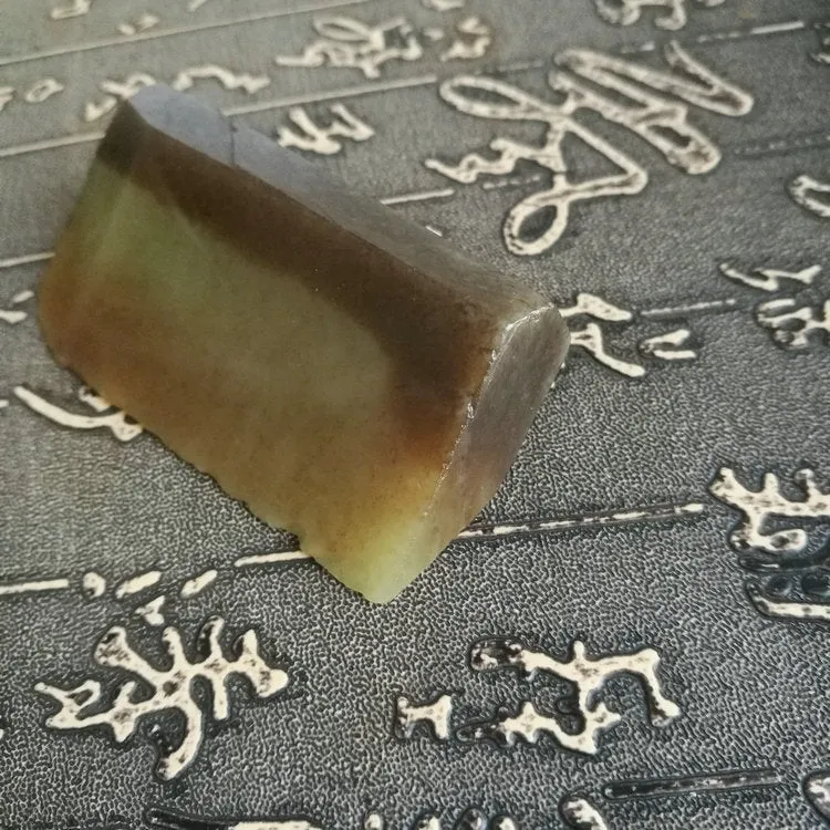 Natural Kunlun Jade Rough Nephrite Raw (81g, 6.7X3.5X2cm)