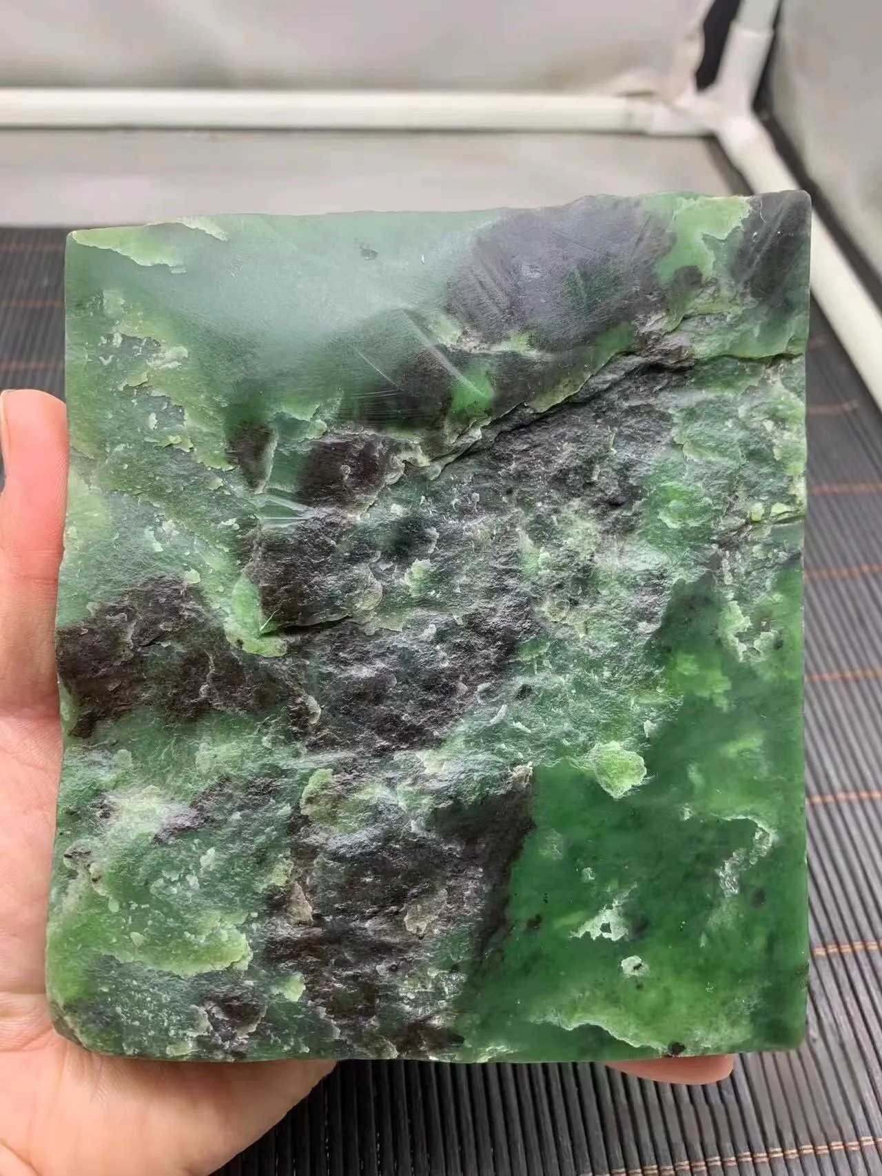 Natural Siberian Jade Rough Nephrite Raw (380g, 12.3X10.6X1.6cm)