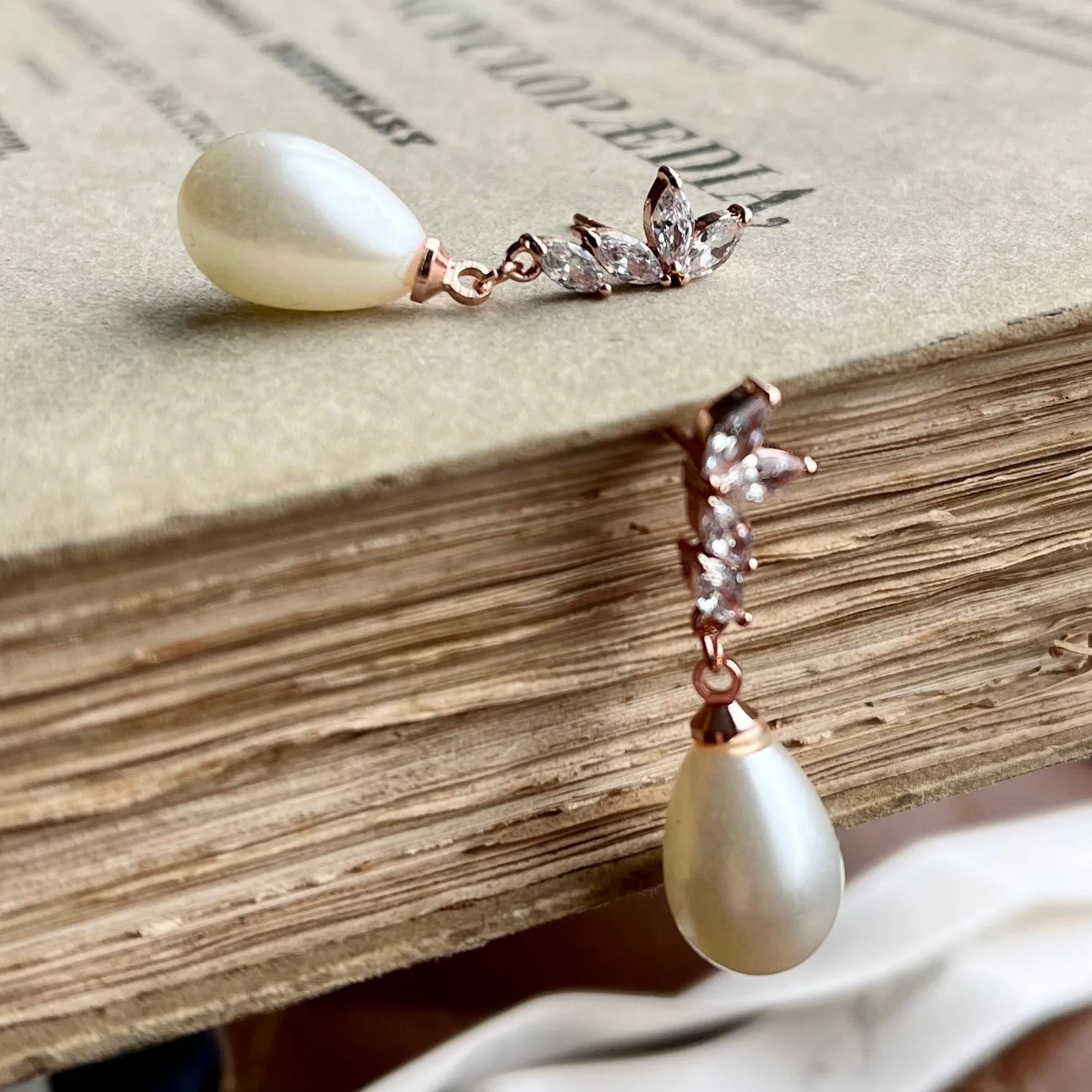 Shelly, Rose Gold & Pearl Earring