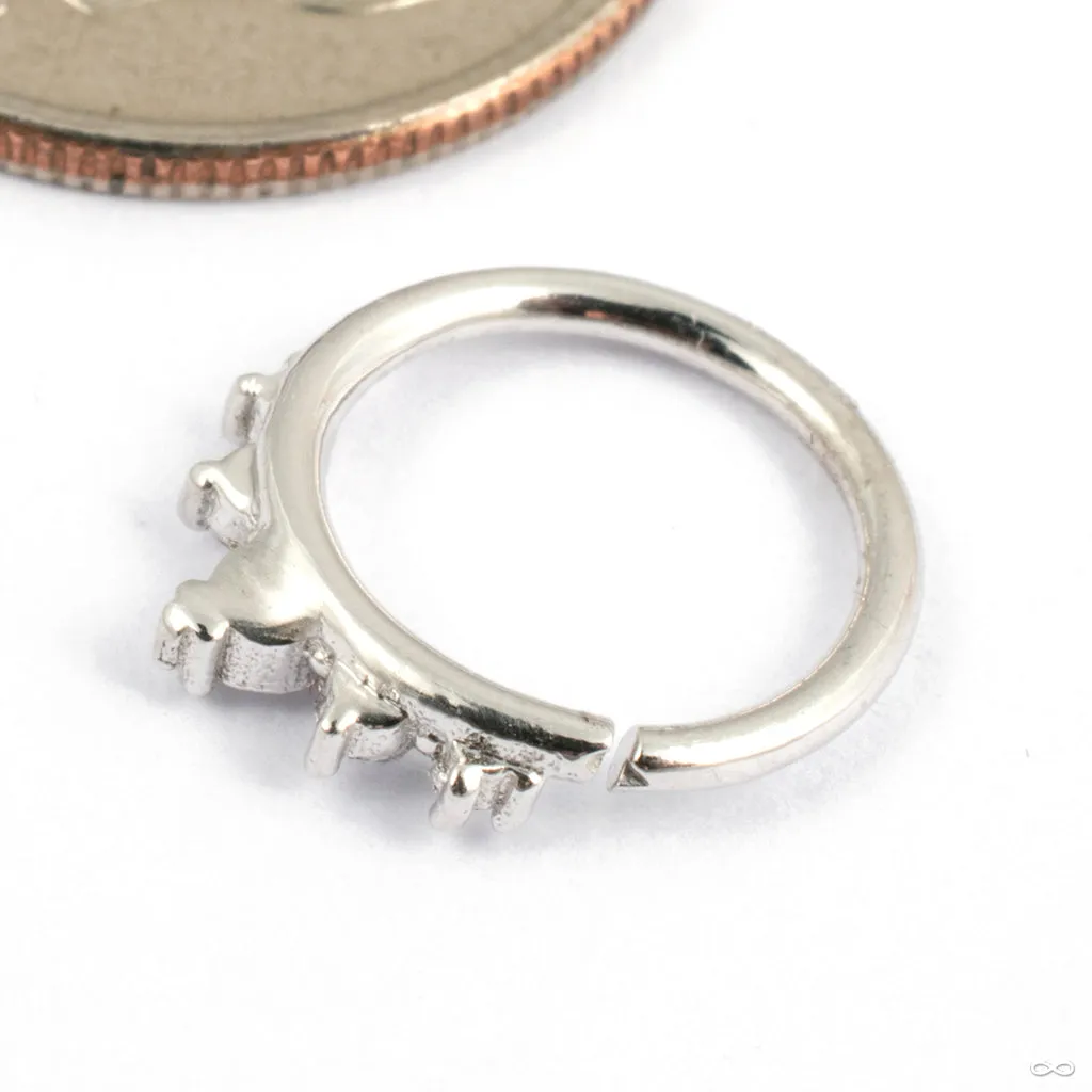Throne Seam Ring in Gold from Tawapa