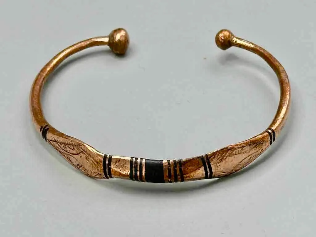 Tuareg Single Bar Multiple Stripe Inlay Squared Center Etched Flat Copper Bracelet